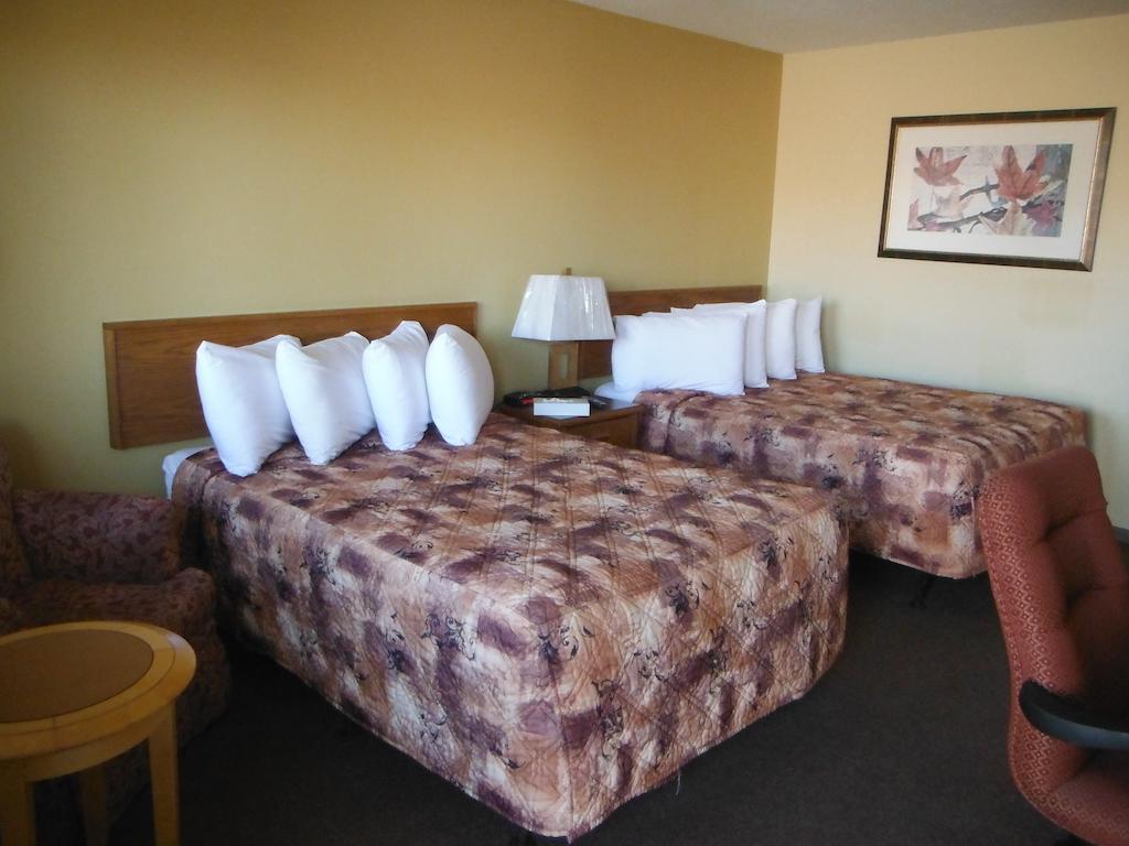 Tumbler Ridge Inn Room photo