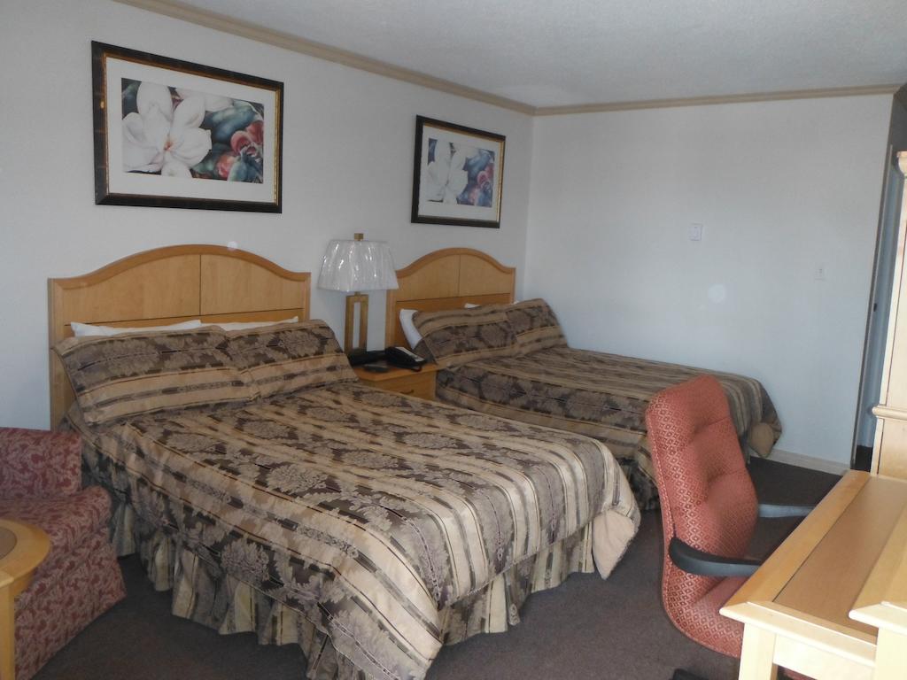 Tumbler Ridge Inn Room photo