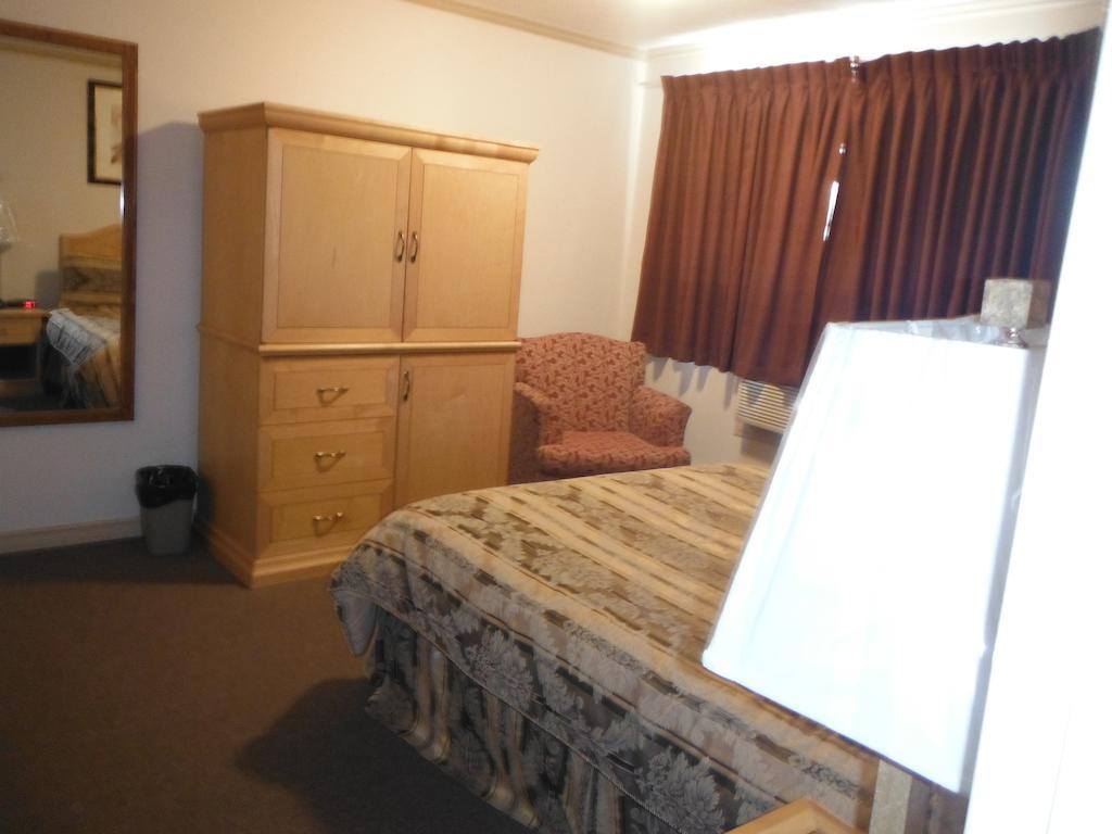 Tumbler Ridge Inn Room photo