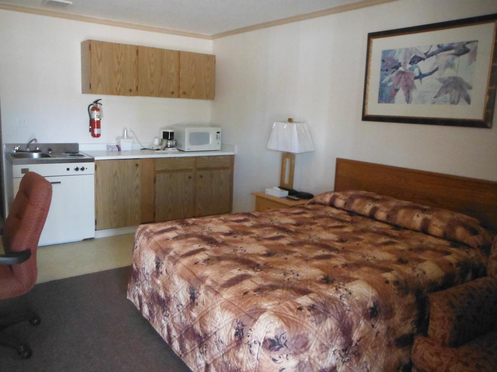 Tumbler Ridge Inn Room photo