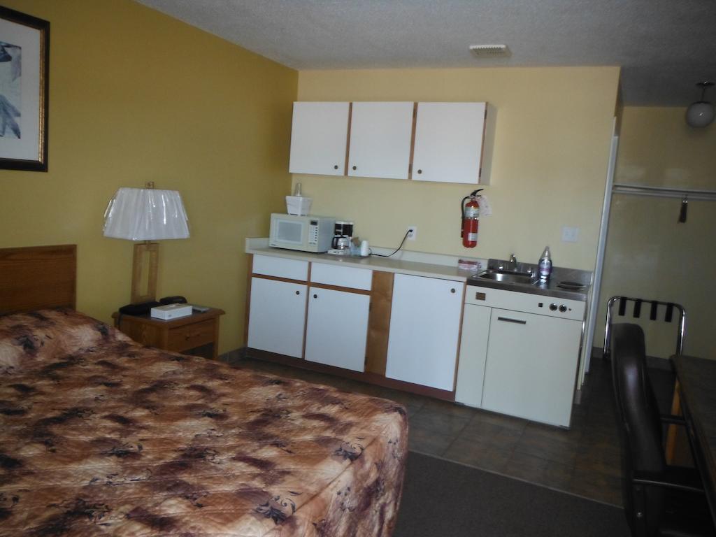 Tumbler Ridge Inn Room photo