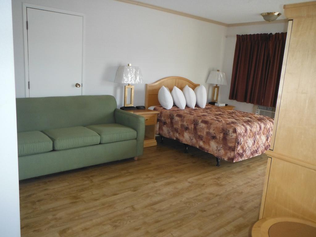 Tumbler Ridge Inn Room photo