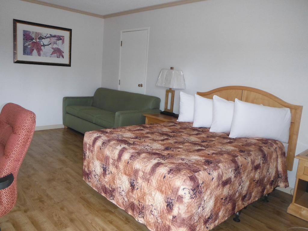 Tumbler Ridge Inn Room photo