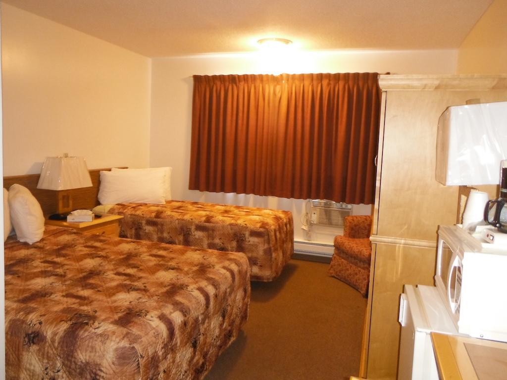 Tumbler Ridge Inn Room photo