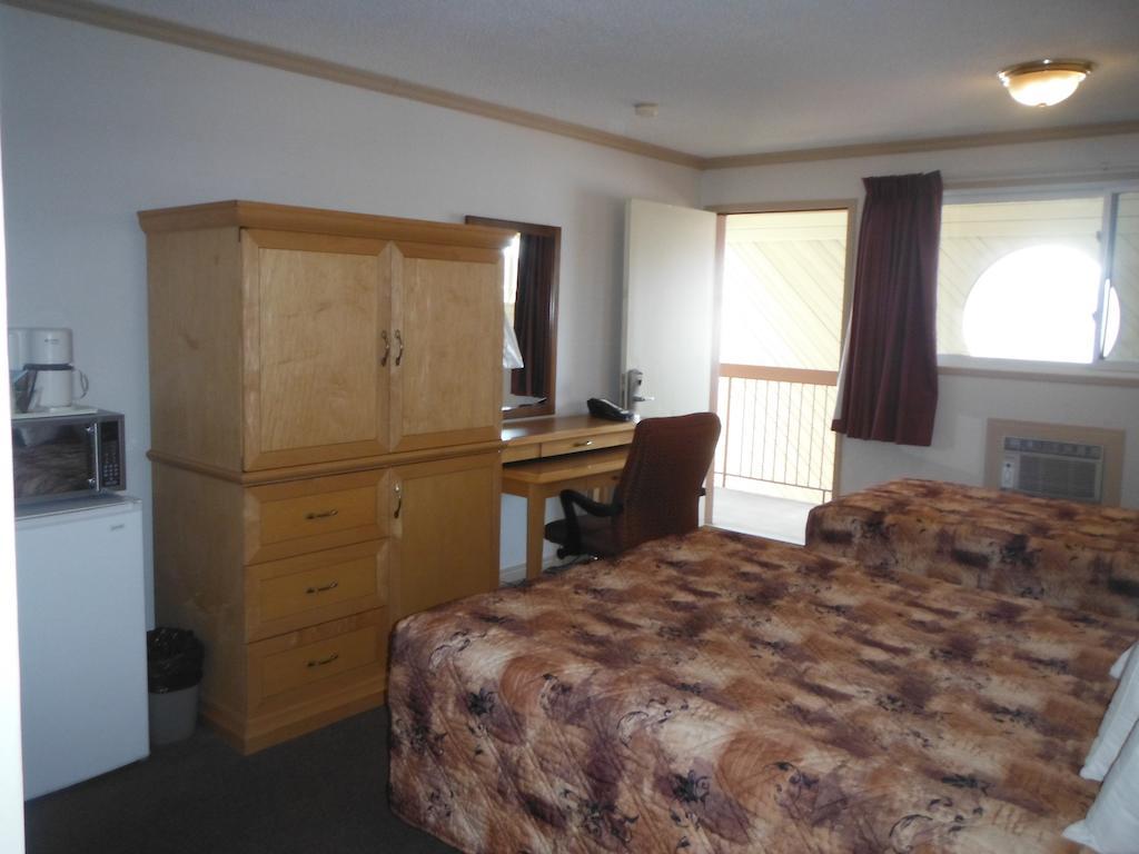 Tumbler Ridge Inn Room photo