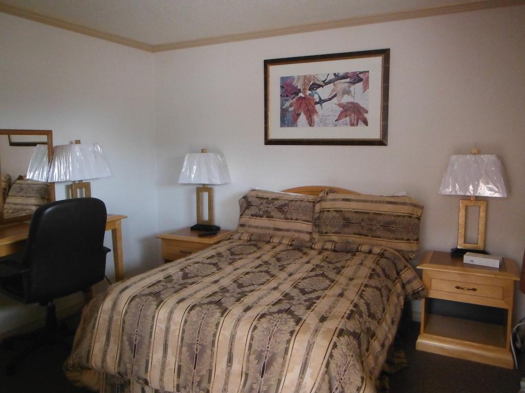 Tumbler Ridge Inn Room photo