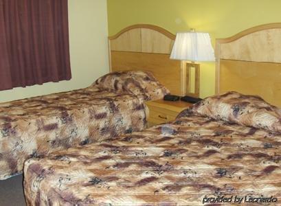 Tumbler Ridge Inn Room photo